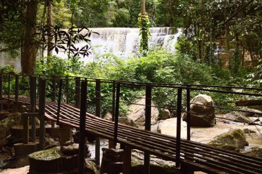 Tropikal yağmur ormanlarında sridith şelale ile çelik köprü