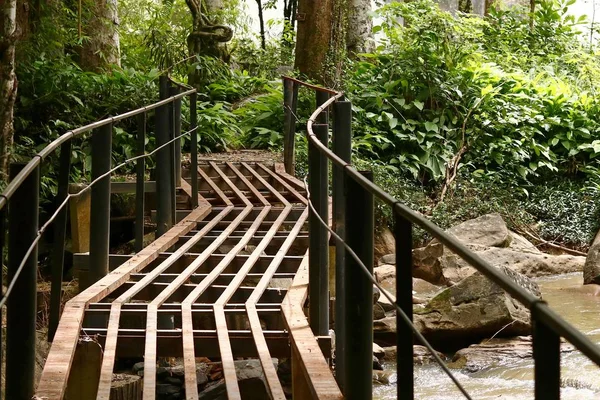 Pont en acier avec cascade sridith dans la forêt tropicale humide — Photo