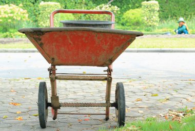 Eski turuncu inşaat arabası