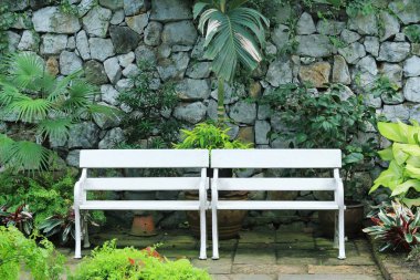 Parktaki beyaz bank.