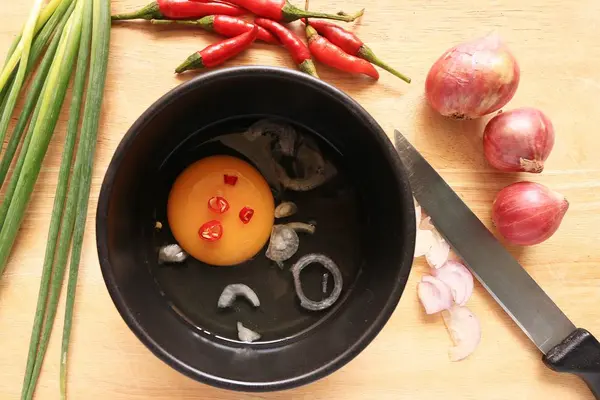 Vaření vajíček v kuchyni — Stock fotografie