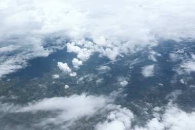 Uçakta bulut ve manzara fotoğrafları