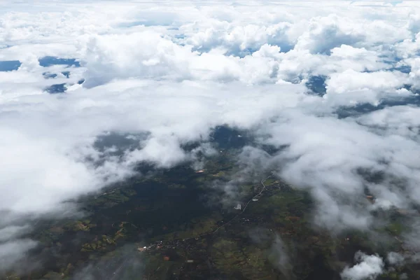 Nube y paisaje fotos en el avión — Foto de Stock