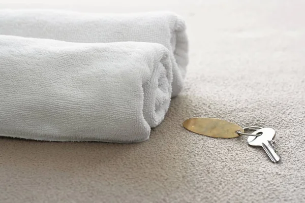 güzel zaman tatil kavramı, yatağın üstünde belgili tanımlık anahtar.