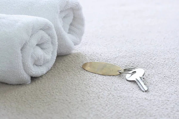 güzel zaman tatil kavramı, yatağın üstünde belgili tanımlık anahtar.