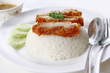 Tay gurme kızarmış tavuk pilav ile