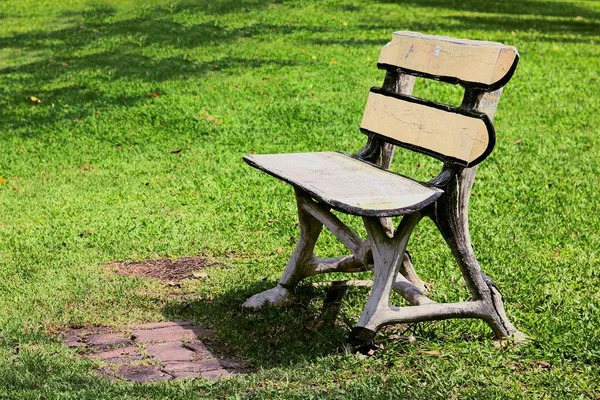 Dřevěná lavička v parku — Stock fotografie