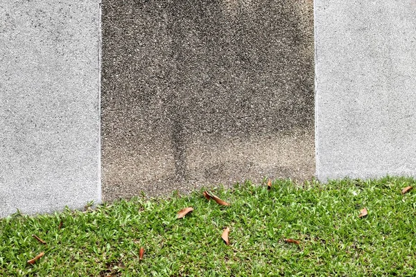 Schotterboden mit grünem Gras — Stockfoto