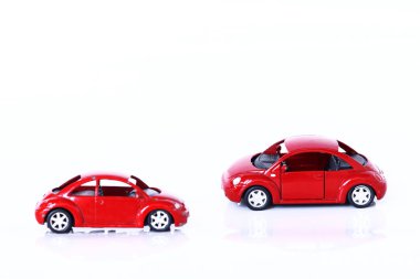 Beyaz arkaplanda kırmızı araba