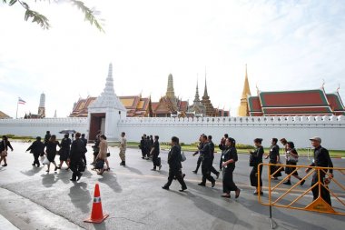 Kral'ın cenazesi için ibadet için yas tutanlar kalabalıklar