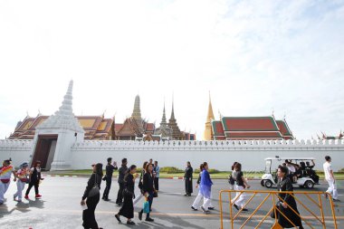 Kral'ın cenazesi için ibadet için yas tutanlar kalabalıklar