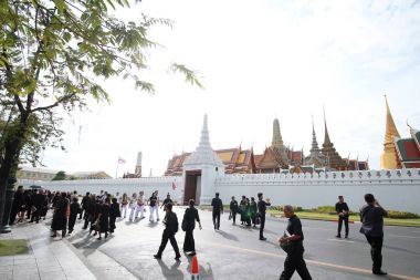 Kral'ın cenazesi için ibadet için yas tutanlar kalabalıklar