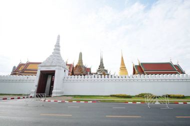 Grand Palace ve Wat Phra Kaew içinde eski binalar.