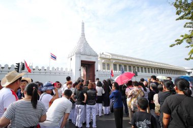 Tapınağın girişinde bekleyen yolcular