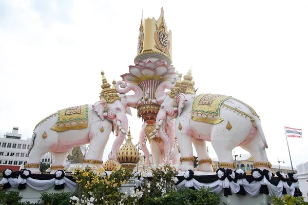 Décoration de statue d'éléphants pour roi — Photo