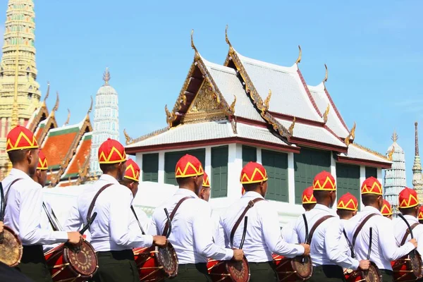 The Motion of Soldiers in traditional clothing to prepare for attend the funeral of King — Stock Photo, Image