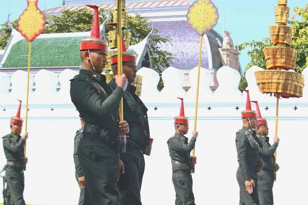A Moção de Soldados em roupas tradicionais para se preparar para participar do funeral do Rei — Fotografia de Stock