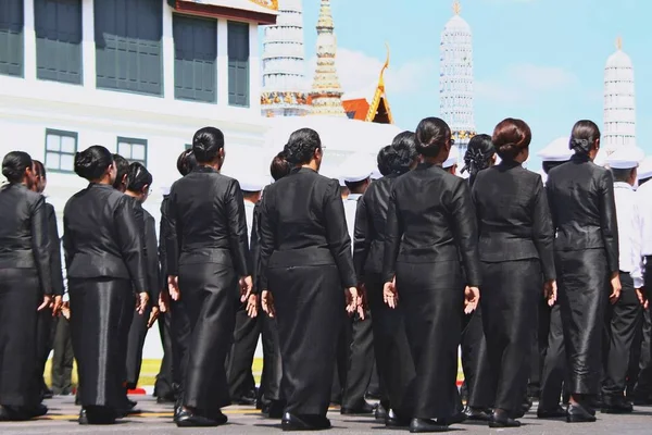 A moção de muitas pessoas para se preparar para assistir ao funeral do Rei Bhumibol Adulyadej (Rei Rama 9 ) — Fotografia de Stock