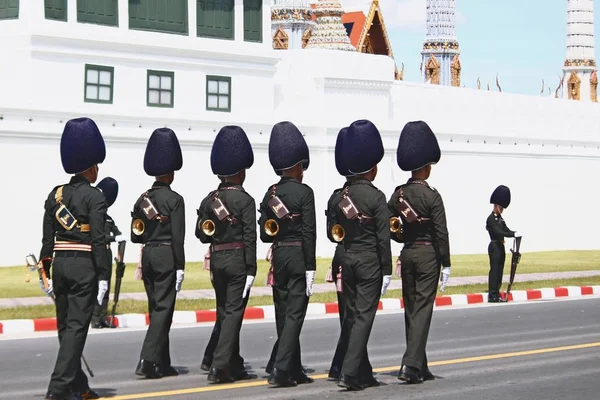 모션의 왕 타이 육군 준비 하기 위해 국왕 푸 미 폰 아 둔 야 뎃 (킹 라마 9의 장례식에 참석) — 스톡 사진