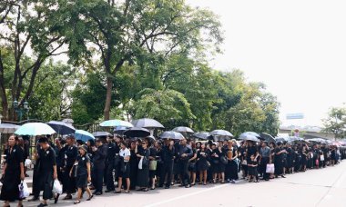 Kral'ın cenazesi için ibadet için yas tutanlar kalabalıklar
