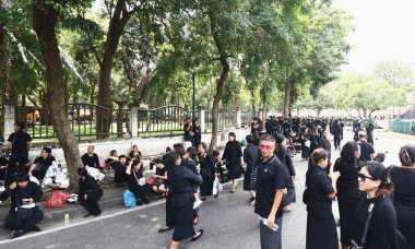 Kral'ın cenazesi için ibadet için yas tutanlar kalabalıklar