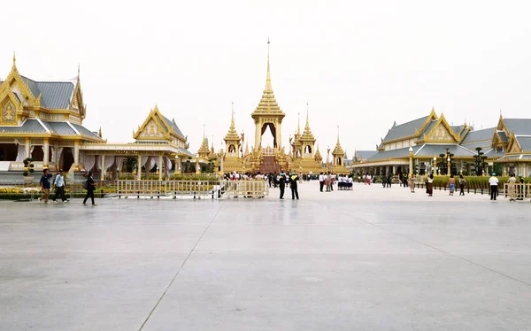 Thajci návštěvu v The Royal krematorium pohřební expozice — Stock fotografie