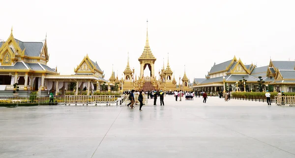 Thailänder besuchen das königliche Krematorium der Bestattungsausstellung — Stockfoto