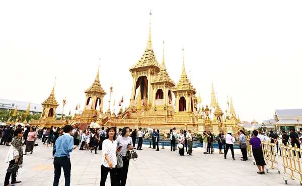 Thailändska folket besök i The Royal Crematorium av begravning utläggningen — Stockfoto