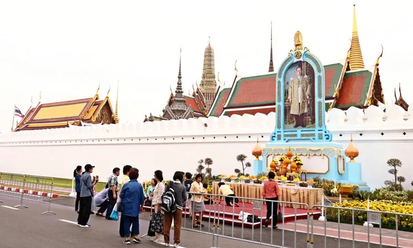 Thai people come for pay respect to the funeral for The King — Stock Photo, Image