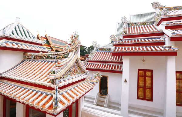 Templo antigo chinês antigo Multi Cor Estilo Rooftop no templo da Tailândia — Fotografia de Stock