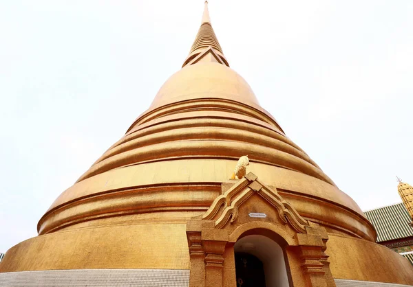 Alte goldene Pagode im thailändischen Tempel — Stockfoto