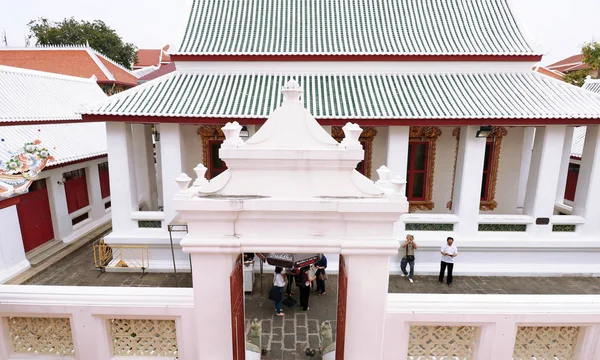 Les gens dans l'Ancien Temple Vieux Chinois Multi Couleur Toit Style en Thaïlande temple (Wat Bowon Niwet Wihan Ratchaworawihan  ) — Photo