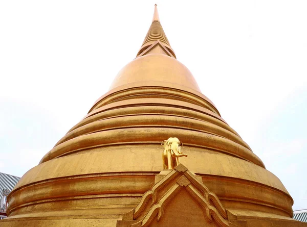 Ancienne pagode dorée dans le temple de Thaïlande — Photo