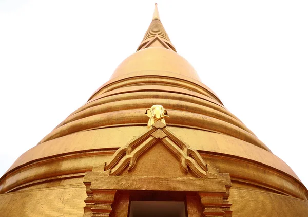 Antieke gouden pagode in Thailand tempel — Stockfoto