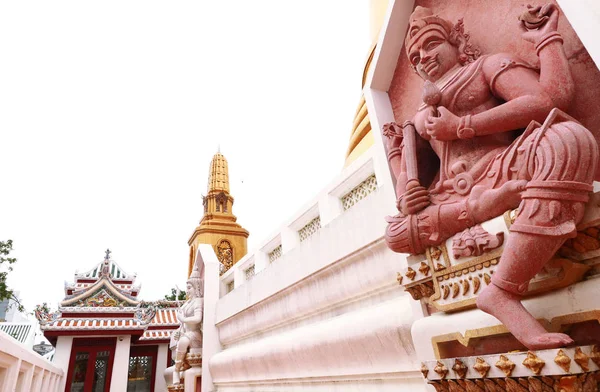 Statue et ancienne pagode dorée en Thaïlande temple — Photo