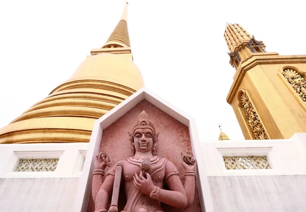 Socha a starověké zlatou pagodu v Thajsku chrámu — Stock fotografie