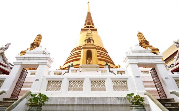 Antigua pagoda dorada en Tailandia templo —  Fotos de Stock