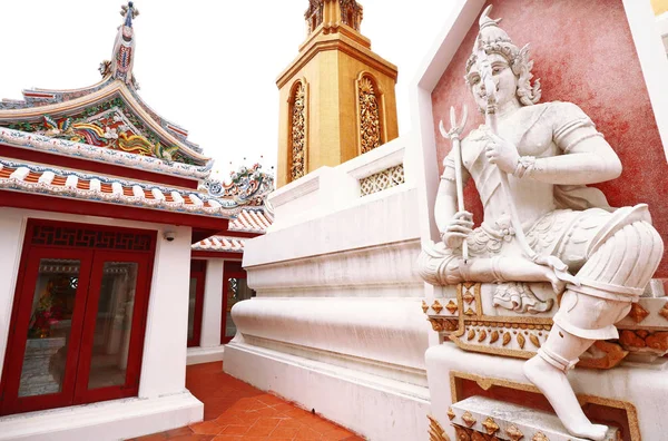 Estatua y antigua pagoda dorada en templo de Tailandia —  Fotos de Stock