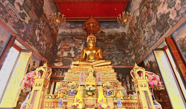 Budas dourados no templo da Tailândia — Fotografia de Stock