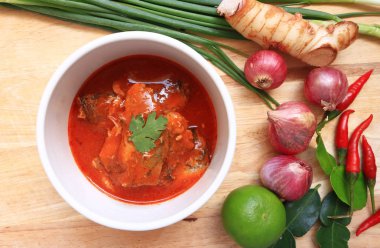 Baharatlı konserve sardalya salata