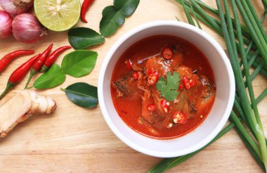 Baharatlı konserve sardalya salata