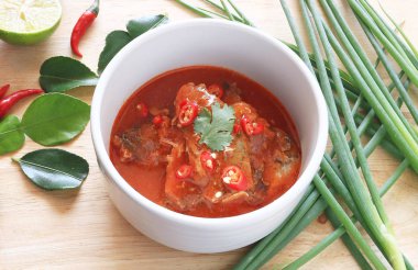 Baharatlı konserve sardalya salata