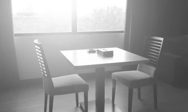 Mesa y sillas de madera borrosa — Foto de Stock