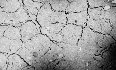 Kuru toprak ve kırık dünya