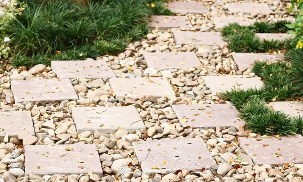 yeşil park taş yol