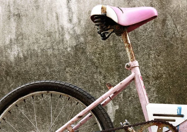 Bicicletta vintage retrò su vecchio muro — Foto Stock