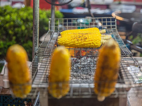 Bangkok caddesinde ızgara ve pişmiş mısırla barbekü. Aisan, Tayland sokak yemekleri.