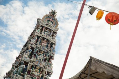 Singapur 'daki Hindu tapınağı girişi.