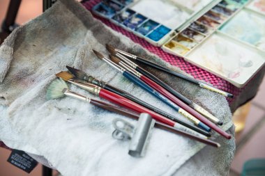 Suluboya sanatçısı sanat malzemeleri hazır.