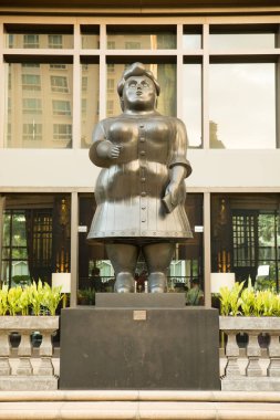 Singapur Parkview binasında kadın heykeli